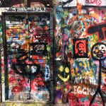 Seit den 1980er Jahren wird die Stadtmauer Prags mit John Lennon Graffiti und Texten der Beatles verziert.